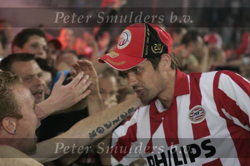 Eindhoven, 1 Mei 2007 Hulding Selektie van PSV in het PSV-stadion 2 dagen nadat zij voor de 20e maal kampioen zijn geworden van Nederland
Aanvoerder Phillip Cocu met enkele supporters in gesprek