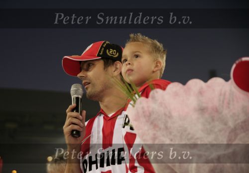 Eindhoven, 1 Mei 2007 Hulding Selektie van PSV in het PSV-stadion 2 dagen nadat zij voor de 20e maal kampioen zijn geworden van Nederland
Aanvoerder Phillip Cocu met zijn zoontje spreekt de supporters toe
