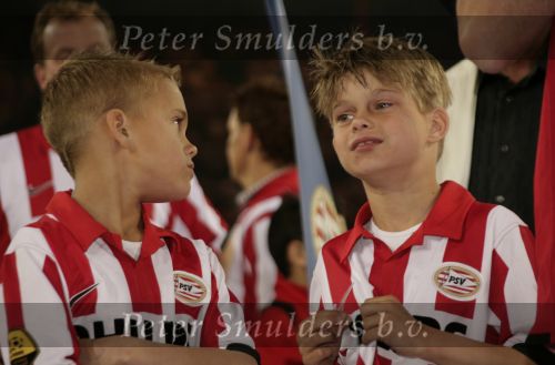 Eindhoven, 1 Mei 2007 Hulding Selektie van PSV in het PSV-stadion 2 dagen nadat zij voor de 20e maal kampioen zijn geworden van Nederland
Aanvoerder Phillip Cocu twee van zijn kinderen