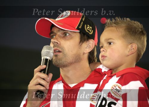Eindhoven, 1 Mei 2007 Hulding Selektie van PSV in het PSV-stadion 2 dagen nadat zij voor de 20e maal kampioen zijn geworden van Nederlan
Aanvoerder Phillip Cocu met zijn zoontje spreekt de supporters toe