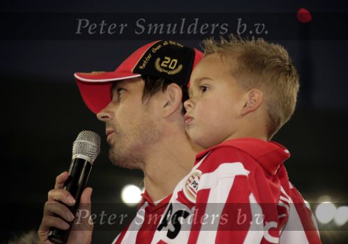 Eindhoven, 1 Mei 2007 Hulding Selektie van PSV in het PSV-stadion 2 dagen nadat zij voor de 20e maal kampioen zijn geworden van Nederland
Aanvoerder Phillip Cocu met zijn zoontje spreekt de supporters toe
