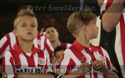 Eindhoven, 1 Mei 2007 Hulding Selektie van PSV in het PSV-stadion 2 dagen nadat zij voor de 20e maal kampioen zijn geworden van Nederland
Aanvoerder Phillip Cocu twee van zijn kinderen