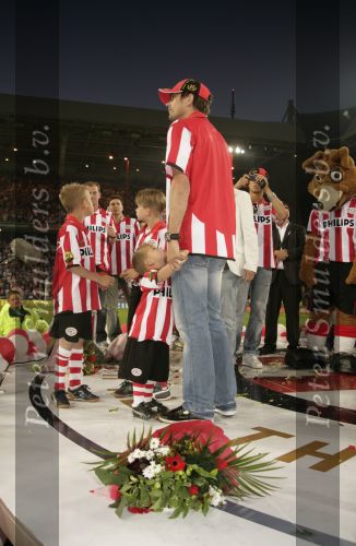 Eindhoven, 1 Mei 2007 Hulding Selektie van PSV in het PSV-stadion 2 dagen nadat zij voor de 20e maal kampioen zijn geworden van Nederland
Aanvoerder Phillip Cocu met zijn 3 kinderen