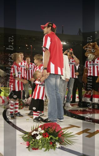Eindhoven, 1 Mei 2007 Hulding Selektie van PSV in het PSV-stadion 2 dagen nadat zij voor de 20e maal kampioen zijn geworden van Nederland
Aanvoerder Phillip Cocu met zijn 3 kinderen
