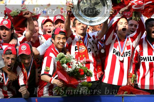 Eindhoven, 29 April 2007 Kampioenswestrijd PSV-Vitesse, eindstand 5-1
Seizoen 2006/2007 Onverwachts landskampioenschap voor PSV doordat de concurrent AZ verloor en Ajax een doelpunt tekort kwam
PSV-aanvoerder Phillip Cocu is blij en toont de kampioensschaal
Dit was officieel zijn laatste wedstrijd voor PSV