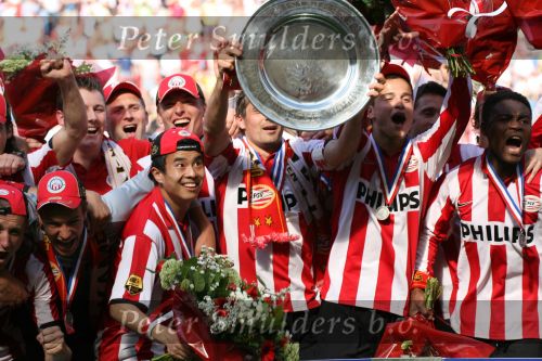 Eindhoven, 29 April 2007 Kampioenswestrijd PSV-Vitesse, eindstand 5-1
Seizoen 2006/2007 Onverwachts landskampioenschap voor PSV doordat de concurrent AZ verloor en Ajax een doelpunt tekort kwam
PSV-aanvoerder Phillip Cocu is blij en toont de kampioensschaal
Dit was officieel zijn laatste wedstrijd voor PSV