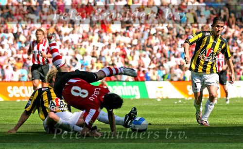 Eindhoven, 29 April 2007 Kampioenswestrijd PSV-Vitesse, eindstand 5-1
Seizoen 2006/2007 Onverwachts landskampioenschap voor PSV doordat de concurrent AZ verloor en Ajax een doelpunt tekort kwam.
Phillip Cocu wordt onderuit gehaald. Hij kondigde aan dat dit officieel zijn laatste wedstrijd was bij PSV