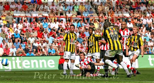 Eindhoven, 29 April 2007 Kampioenswestrijd PSV-Vitesse, eindstand 5-1
Seizoen 2006/2007 Onverwachts landskampioenschap voor PSV doordat de concurrent AZ verloor en Ajax een doelpunt tekort kwam.
Phillip Cocu die aankondigde dat dit officieel zijn laatste wedstrijd was bij PSV scoort hier 5-1