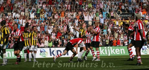 Eindhoven, 29 April 2007 Kampioenswestrijd PSV-Vitesse, eindstand 5-1
Seizoen 2006/2007 Onverwachts landskampioenschap voor PSV doordat de concurrent AZ verloor en Ajax een doelpunt tekort kwam.
Phillip Cocu die aankondigde dat dit officieel zijn laatste wedstrijd was bij PSV heeft misschien wel zijn belangrijkste doelpunt gemaakt in zijn carriere