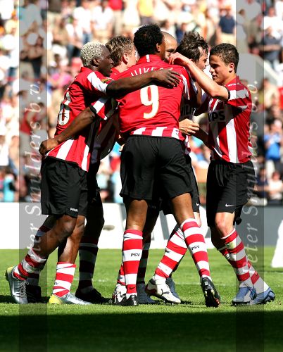 Eindhoven, 29 April 2007 Kampioenswestrijd PSV-Vitesse, eindstand 5-1
Seizoen 2006/2007 Onverwachts landskampioenschap voor PSV doordat de concurrent AZ verloor en Ajax een doelpunt tekort kwam.
Phillip Cocu die aankondigde dat dit officieel zijn laatste wedstrijd was bij PSV wordt gefeliciteerd door Ibrahim Afellay, Arouna Kone, Jan Kromkamp, Patrick kluivert en Alex PSV