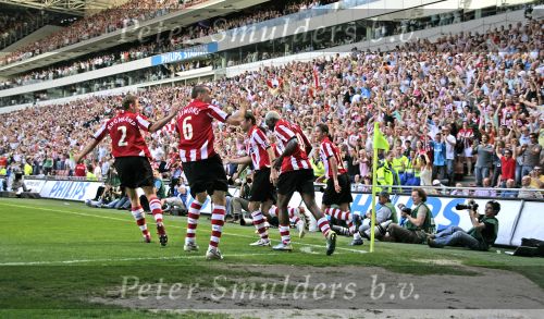 Eindhoven, 29 April 2007 Kampioenswestrijd PSV-Vitesse, eindstand 5-1
Seizoen 2006/2007 Onverwachts landskampioenschap voor PSV doordat de concurrent AZ verloor en Ajax een doelpunt tekort kwam.
Phillip Cocu die aankondigde dat dit officieel zijn laatste wedstrijd was bij PSV wordt gefeliciteerd door Ibrahim Afellay, Arouna Kone, Jan Kromkamp