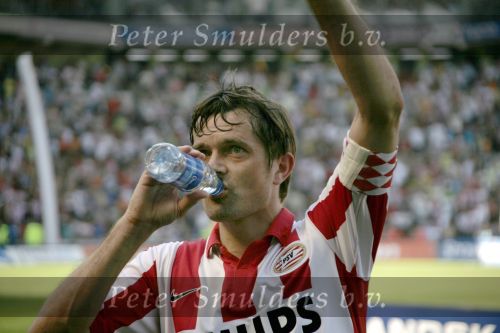 Eindhoven, 29 April 2007 Kampioenswestrijd PSV-Vitesse, eindstand 5-1
Seizoen 2006/2007 Onverwachts landskampioenschap voor PSV doordat de concurrent AZ verloor en Ajax een doelpunt tekort kwam
PSV-aanvoerder Phillip Cocu is blij
Dit was officieel zijn laatste wedstrijd voor PSV