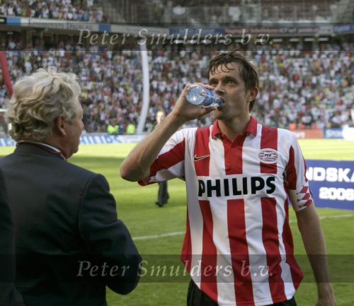 Eindhoven, 29 April 2007 Kampioenswestrijd PSV-Vitesse, eindstand 5-1
Seizoen 2006/2007 Onverwachts landskampioenschap voor PSV doordat de concurrent AZ verloor en Ajax een doelpunt tekort kwam
PSV-aanvoerder Phillip Cocu is blij
Dit was officieel zijn laatste wedstrijd voor PSV
