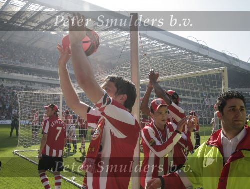 Eindhoven, 29 April 2007 Kampioenswestrijd PSV-Vitesse, eindstand 5-1
Seizoen 2006/2007 Onverwachts landskampioenschap voor PSV doordat de concurrent AZ verloor en Ajax een doelpunt tekort kwam
PSV-aanvoerder Phillip Cocu is blij
Dit was officieel zijn laatste wedstrijd voor PSV