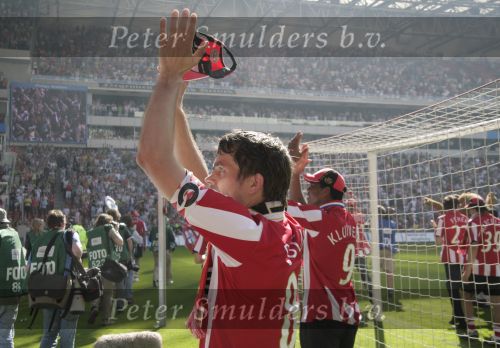 Eindhoven, 29 April 2007 Kampioenswestrijd PSV-Vitesse, eindstand 5-1
Seizoen 2006/2007 Onverwachts landskampioenschap voor PSV doordat de concurrent AZ verloor en Ajax een doelpunt tekort kwam
PSV-aanvoerder Phillip Cocu is blij
Dit was officieel zijn laatste wedstrijd voor PSV