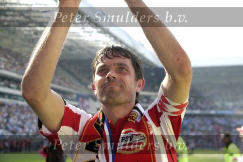 Eindhoven, 29 April 2007 Kampioenswestrijd PSV-Vitesse, eindstand 5-1
Seizoen 2006/2007 Onverwachts landskampioenschap voor PSV doordat de concurrent AZ verloor en Ajax een doelpunt tekort kwam
PSV-aanvoerder Phillip Cocu is blij
Dit was officieel zijn laatste wedstrijd voor PSV