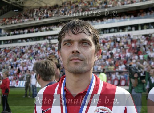 Eindhoven, 29 April 2007 Kampioenswestrijd PSV-Vitesse, eindstand 5-1
Seizoen 2006/2007 Onverwachts landskampioenschap voor PSV doordat de concurrent AZ verloor en Ajax een doelpunt tekort kwam
PSV-aanvoerder Phillip Cocu is blij
Dit was officieel zijn laatste wedstrijd voor PSV
