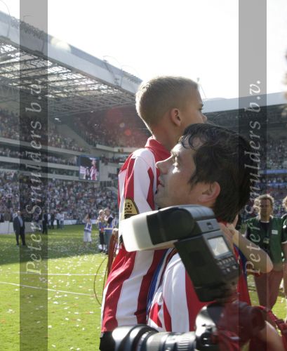 Eindhoven, 29 April 2007 Kampioenswestrijd PSV-Vitesse, eindstand 5-1
Seizoen 2006/2007 Onverwachts landskampioenschap voor PSV doordat de concurrent AZ verloor en Ajax een doelpunt tekort kwam
PSV-aanvoerder Phillip Cocu is blij
Dit was officieel zijn laatste wedstrijd voor PSV