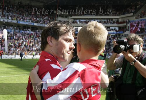 Eindhoven, 29 April 2007 Kampioenswestrijd PSV-Vitesse, eindstand 5-1
Seizoen 2006/2007 Onverwachts landskampioenschap voor PSV doordat de concurrent AZ verloor en Ajax een doelpunt tekort kwam
PSV-aanvoerder Phillip Cocu is blij
Dit was officieel zijn laatste wedstrijd voor PSV