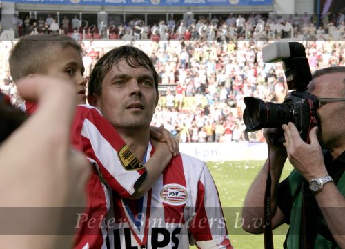 Eindhoven, 29 April 2007 Kampioenswestrijd PSV-Vitesse, eindstand 5-1
Seizoen 2006/2007 Onverwachts landskampioenschap voor PSV doordat de concurrent AZ verloor en Ajax een doelpunt tekort kwam
PSV-aanvoerder Phillip Cocu is blij
Dit was officieel zijn laatste wedstrijd voor PSV
Rechts fotograaf Rene Manders