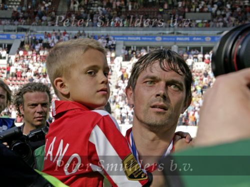 Eindhoven, 29 April 2007 Kampioenswestrijd PSV-Vitesse, eindstand 5-1
Seizoen 2006/2007 Onverwachts landskampioenschap voor PSV doordat de concurrent AZ verloor en Ajax een doelpunt tekort kwam
PSV-aanvoerder Phillip Cocu is blij
Dit was officieel zijn laatste wedstrijd voor PSV