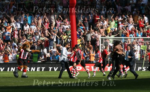 Eindhoven, 29 April 2007 Kampioenswestrijd PSV-Vitesse, eindstand 5-1
Seizoen 2006/2007 Onverwachts landskampioenschap voor PSV doordat de concurrent AZ verloor en Ajax een doelpunt tekort kwam.
Blijdschap bij Phillip Cocu die aankondigde dat dit officieel zijn laatste wedstrijd was bij PSV
Pedro Salazar