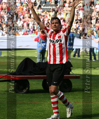 Eindhoven, 29 April 2007 Kampioenswestrijd PSV-Vitesse, eindstand 5-1
Seizoen 2006/2007 Onverwachts landskampioenschap voor PSV doordat de concurrent AZ verloor en Ajax een doelpunt tekort kwam.
Blijdschap en ontroering bij Phillip Cocu die aankondigde dat dit officieel zijn laatste wedstrijd was bij PSV