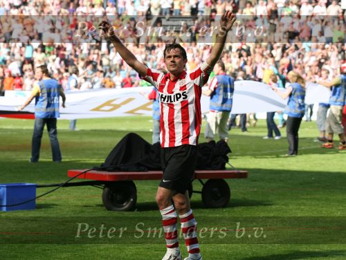 Eindhoven, 29 April 2007 Kampioenswestrijd PSV-Vitesse, eindstand 5-1
Seizoen 2006/2007 Onverwachts landskampioenschap voor PSV doordat de concurrent AZ verloor en Ajax een doelpunt tekort kwam.
Blijdschap en ontroering bij Phillip Cocu die aankondigde dat dit officieel zijn laatste wedstrijd was bij PSV
