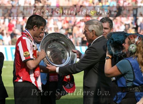 Eindhoven, 29 April 2007 Kampioenswestrijd PSV-Vitesse, eindstand 5-1
Seizoen 2006/2007 Onverwachts landskampioenschap voor PSV doordat de concurrent AZ verloor en Ajax een doelpunt tekort kwam
PSV-aanvoerder Phillip Cocu ontvangt de kampioensschaal uit handen van een KNVB vertegenwoordiger