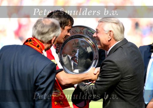 Eindhoven, 29 April 2007 Kampioenswestrijd PSV-Vitesse, eindstand 5-1
Seizoen 2006/2007 Onverwachts landskampioenschap voor PSV doordat de concurrent AZ verloor en Ajax een doelpunt tekort kwam
PSV-aanvoerder Phillip Cocu ontvangt de kampioensschaal uit handen van een KNVB vertegenwoordiger