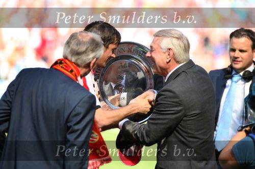 Eindhoven, 29 April 2007 Kampioenswestrijd PSV-Vitesse, eindstand 5-1
Seizoen 2006/2007 Onverwachts landskampioenschap voor PSV doordat de concurrent AZ verloor en Ajax een doelpunt tekort kwam
PSV-aanvoerder Phillip Cocu ontvangt de kampioensschaal uit handen van een KNVB vertegenwoordiger
