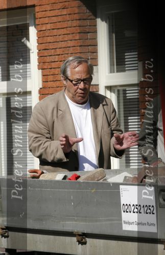 Amsterdam 19 april 2007
Piet Romer in zijn korte broek op straat.