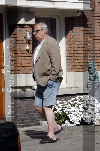 Amsterdam 19 april 2007
Piet Romer in zijn korte broek op straat.