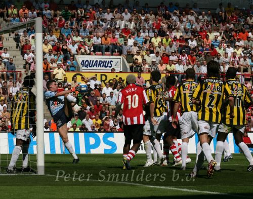 Eindhoven, 29 April 2007 Kampioenswestrijd PSV-Vitesse, eindstand 5-1
Seizoen 2006/2007 Onverwachts landskampioenschap voor PSV doordat de concurrent AZ verloor en Ajax een doelpunt tekort kwam.
Invaller doelman Piet Veldhuizen redt