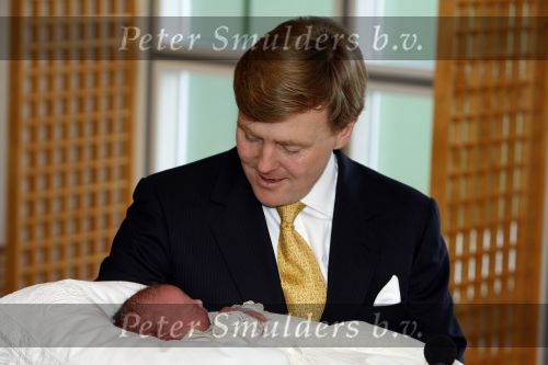 Den Haag 11 april 2007
Prins Willem Alexander toont zijn derde dochter Prinses... aan de pers in het bronovo ziekenhuis.