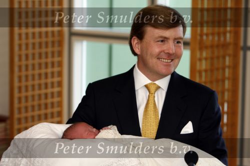 Den Haag 11 april 2007
Prins Willem Alexander toont zijn derde dochter Prinses... aan de pers in het bronovo ziekenhuis.