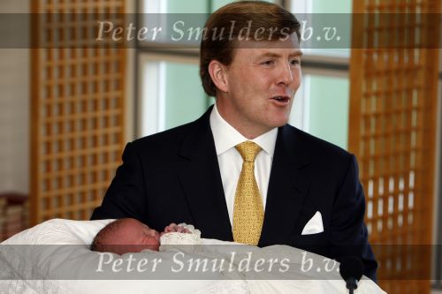 Den Haag 11 april 2007
Prins Willem Alexander toont zijn derde dochter Prinses... aan de pers in het bronovo ziekenhuis.