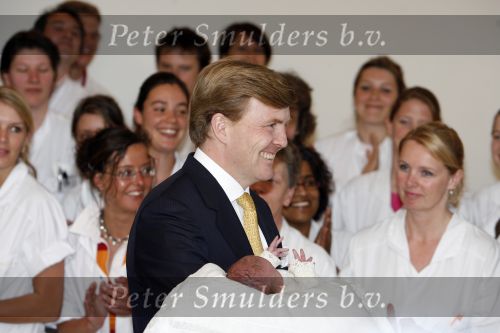 Den Haag 11 april 2007
Prins Willem Alexander toont zijn derde dochter Prinses... aan de pers in het bronovo ziekenhuis.