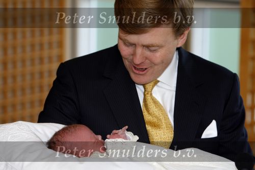 Den Haag 11 april 2007
Prins Willem Alexander toont zijn derde dochter Prinses... aan de pers in het bronovo ziekenhuis.