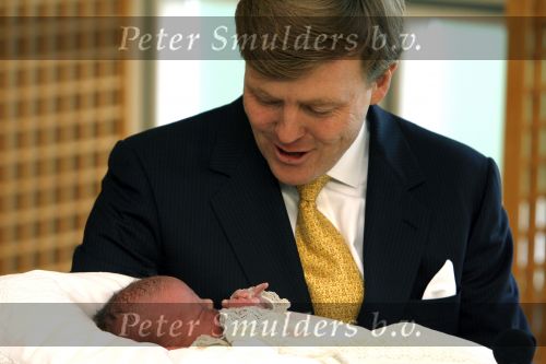 Den Haag 11 april 2007
Prins Willem Alexander toont zijn derde dochter Prinses... aan de pers in het bronovo ziekenhuis.