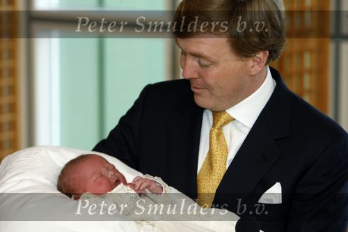 Den Haag 11 april 2007
Prins Willem Alexander toont zijn derde dochter Prinses... aan de pers in het bronovo ziekenhuis.