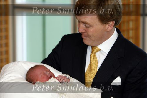 Den Haag 11 april 2007
Prins Willem Alexander toont zijn derde dochter Prinses... aan de pers in het bronovo ziekenhuis.