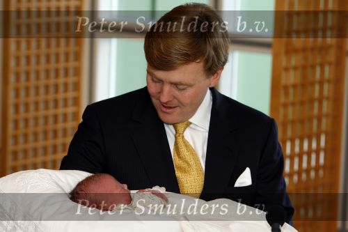 Den Haag 11 april 2007
Prins Willem Alexander toont zijn derde dochter Prinses... aan de pers in het bronovo ziekenhuis.
