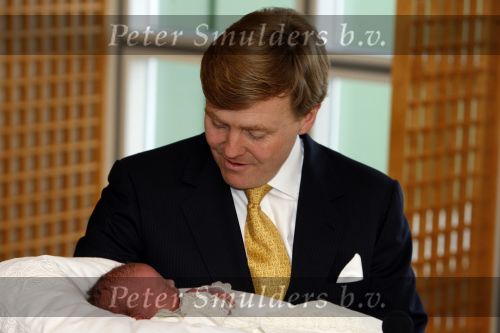 Den Haag 11 april 2007
Prins Willem Alexander toont zijn derde dochter Prinses... aan de pers in het bronovo ziekenhuis.