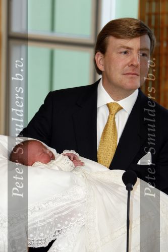 Den Haag 11 april 2007
Prins Willem Alexander toont zijn derde dochter Prinses... aan de pers in het bronovo ziekenhuis.