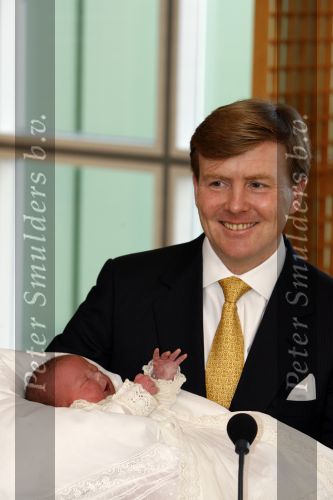 Den Haag 11 april 2007
Prins Willem Alexander toont zijn derde dochter Prinses... aan de pers in het bronovo ziekenhuis.