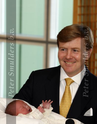 Den Haag 11 april 2007
Prins Willem Alexander toont zijn derde dochter Prinses... aan de pers in het bronovo ziekenhuis.