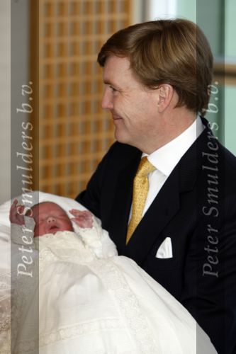 Den Haag 11 april 2007
Prins Willem Alexander toont zijn derde dochter Prinses... aan de pers in het bronovo ziekenhuis.