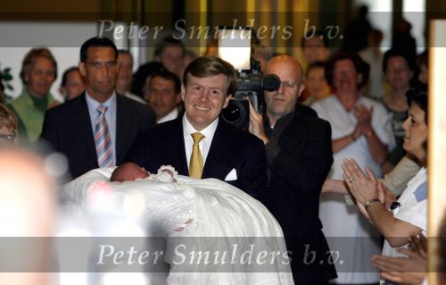 Den Haag 11 april 2007
Prins Willem Alexander toont zijn derde dochter Prinses... aan de pers in het bronovo ziekenhuis.