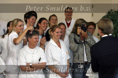 Den Haag 11 april 2007
Prins Willem Alexander toont zijn derde dochter Prinses... aan de pers in het bronovo ziekenhuis.
